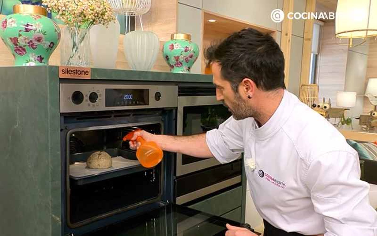 Pulveriza con agua el bollo