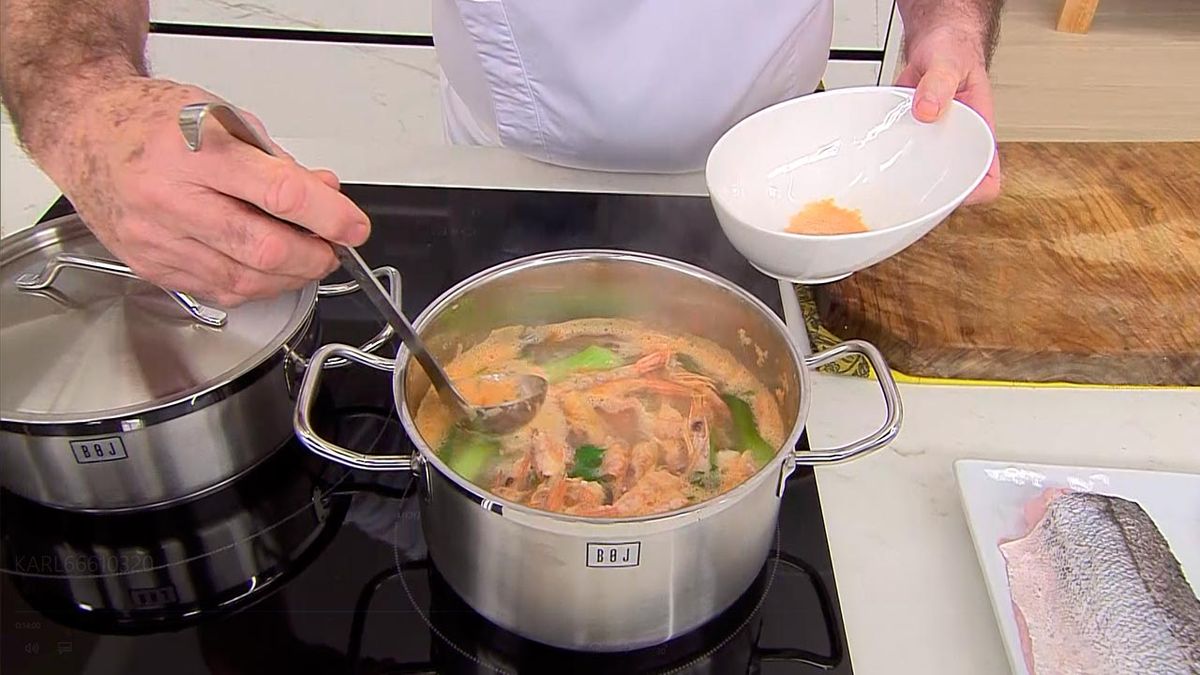 KARL66610320 merluza rellena de gambas receta karlos arguinano paso1