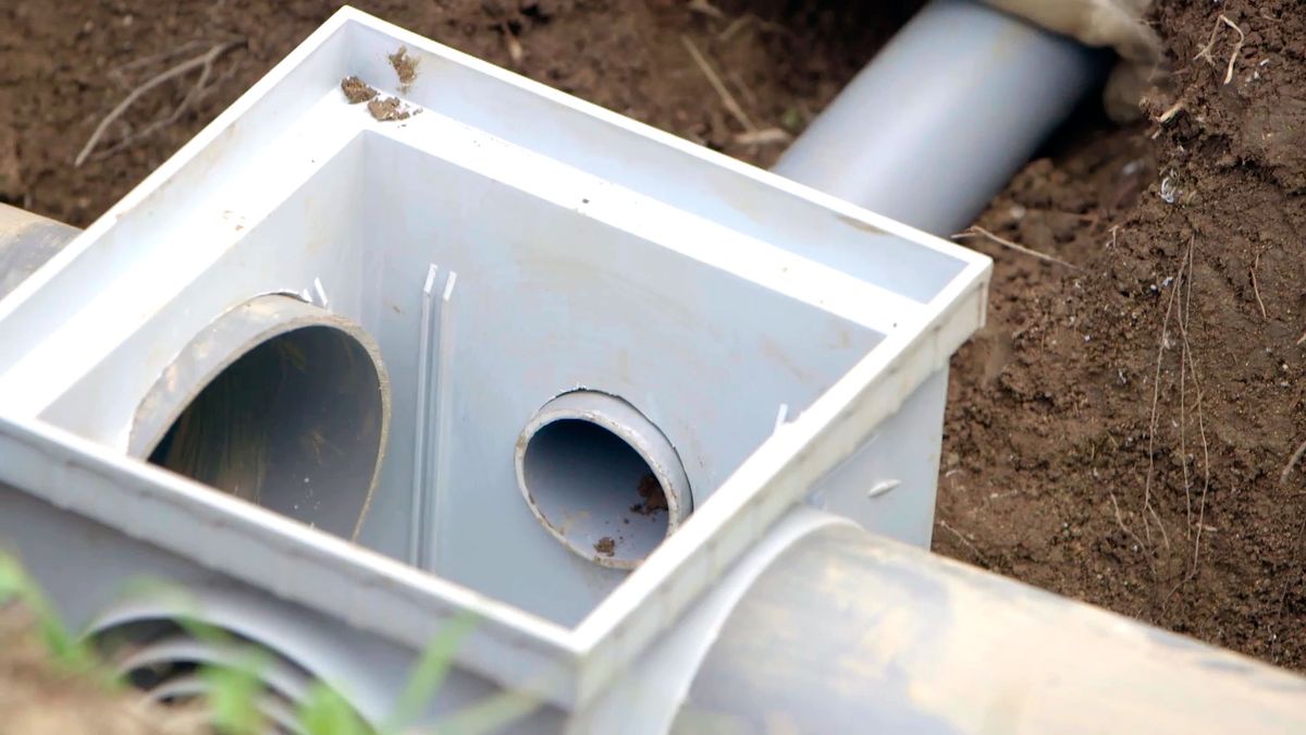 Cómo instalar un desagüe y una arqueta en el jardín paso 6