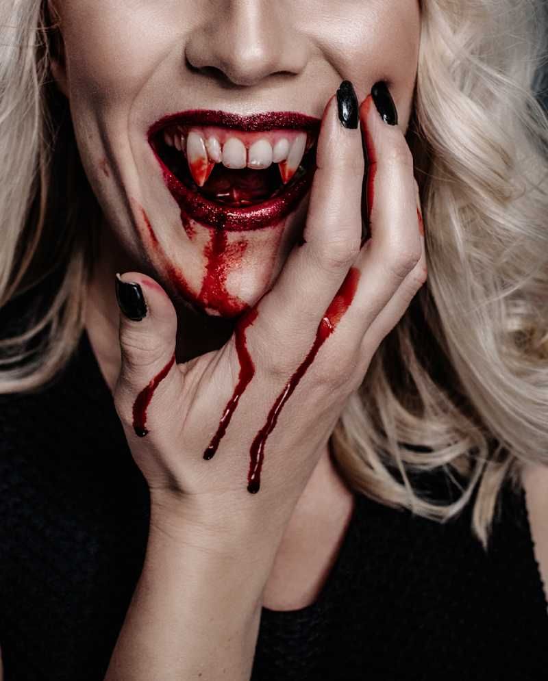 La sangre artificial casera está hecha con productos comestibles
