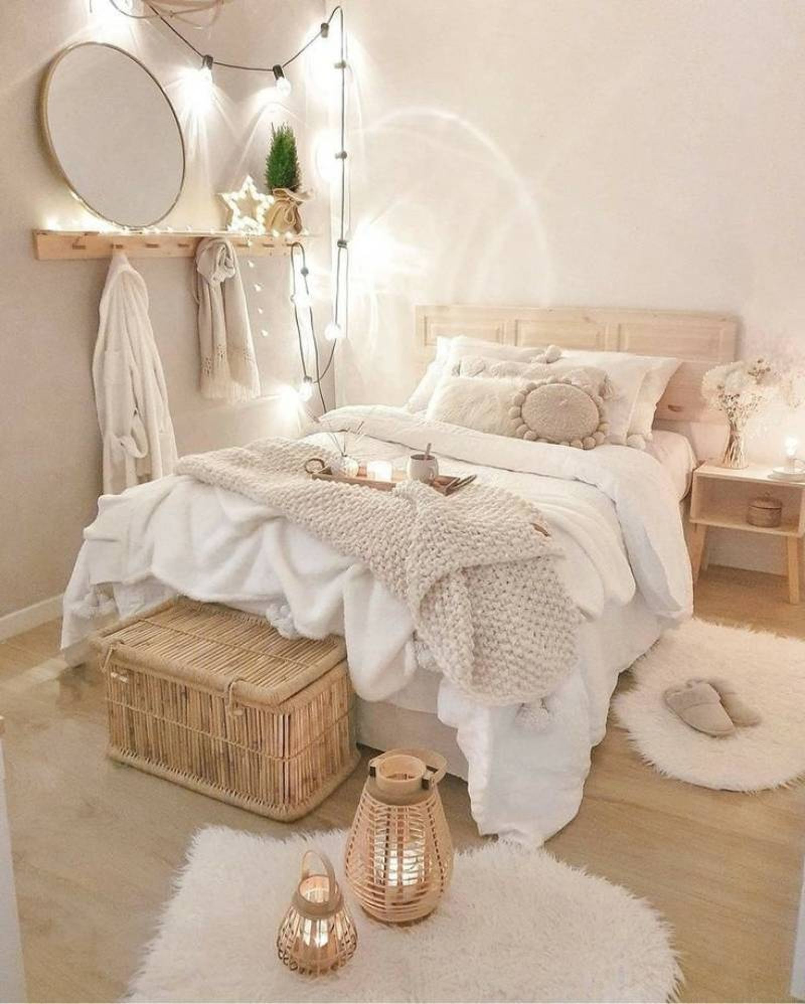 Dormitorio decorado en tonos claros.