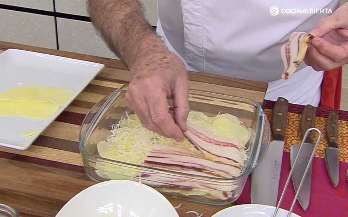Karlos Arguiñano prepara el pastel de patata que acompañará a las carrilleras