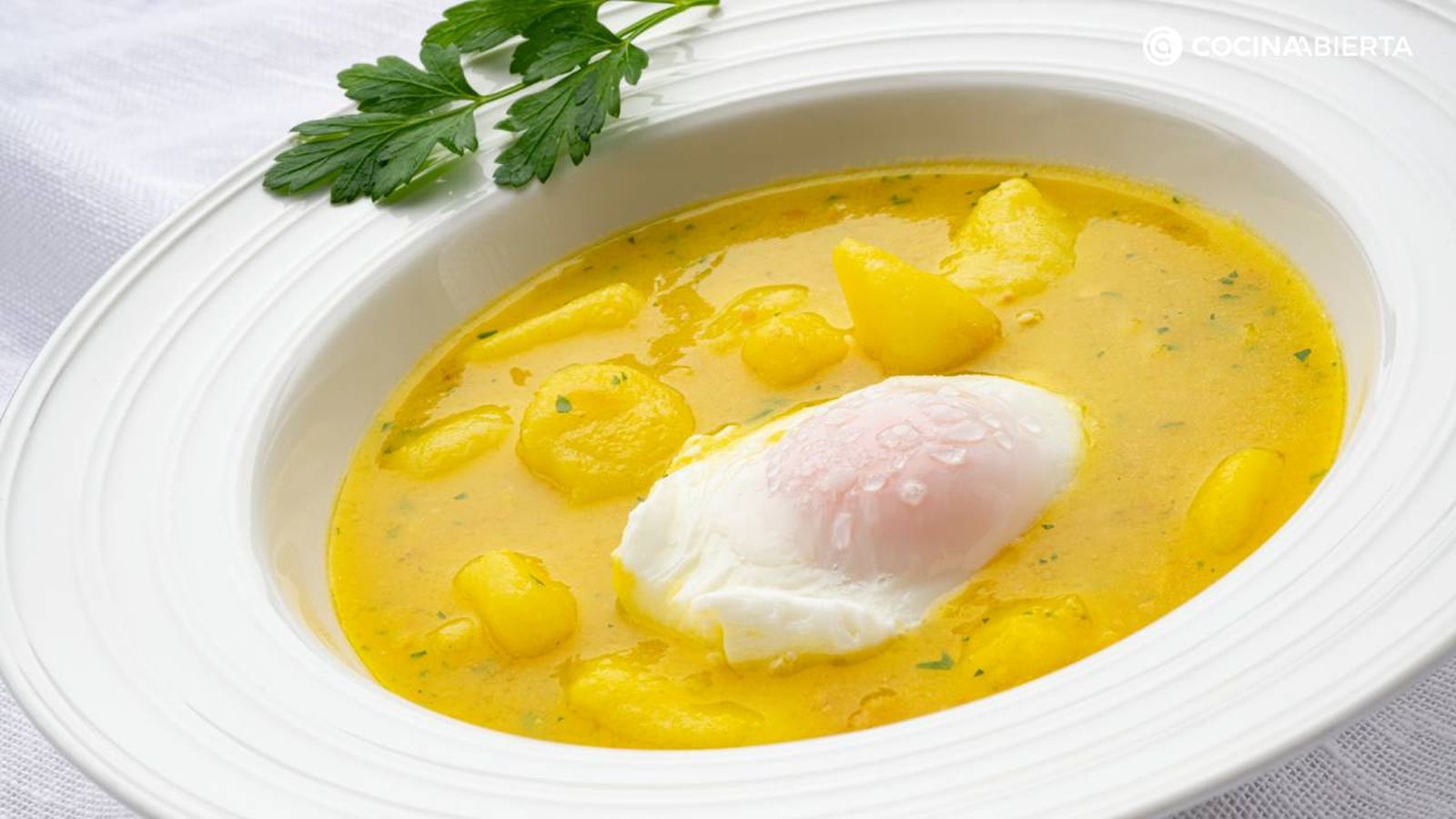 Receta de patatas en ajopollo con huevo escalfado