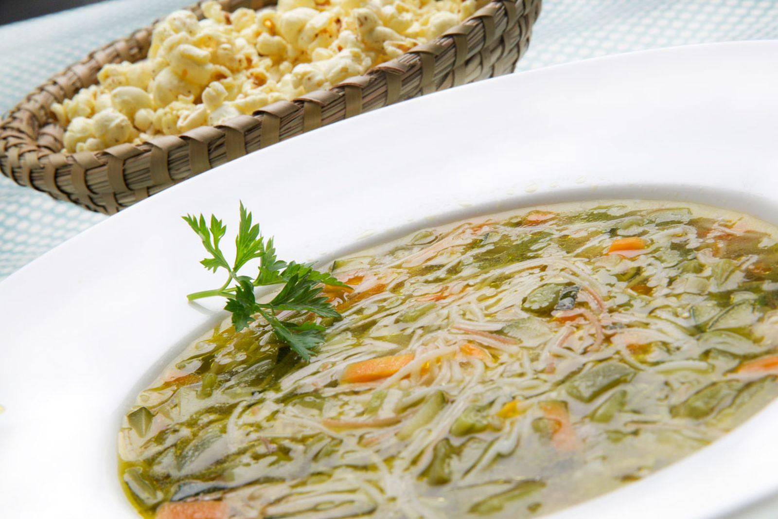 5447 1 Sopa de fideos con palomitas al curry (932) xl