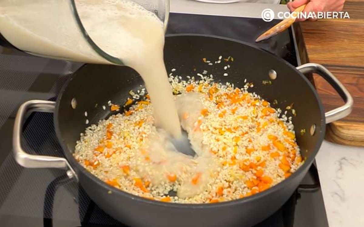 Incorpora el caldo al arroz