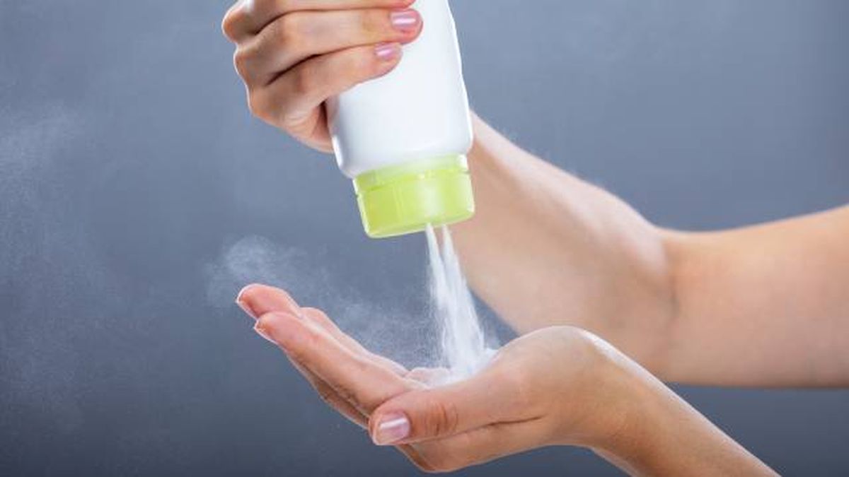 polvos de talco mano