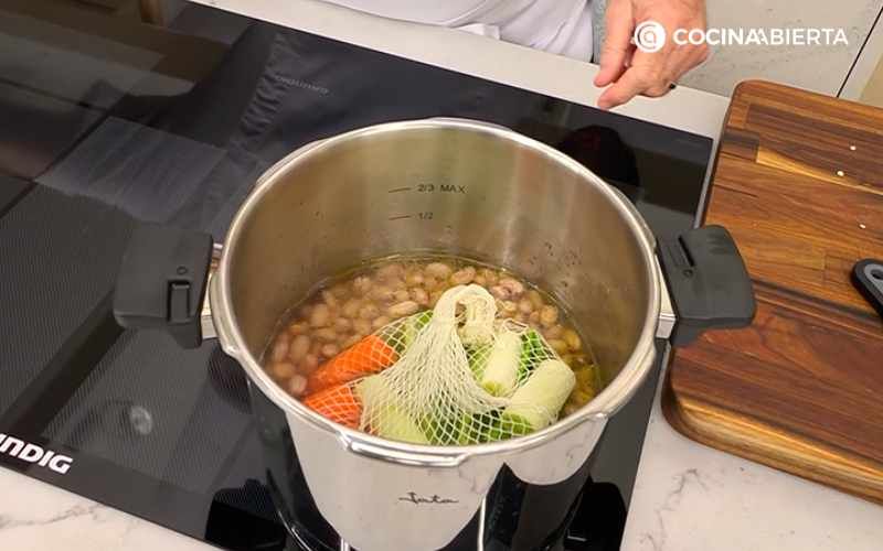 Cocina las alubias pintas en la olla rápida