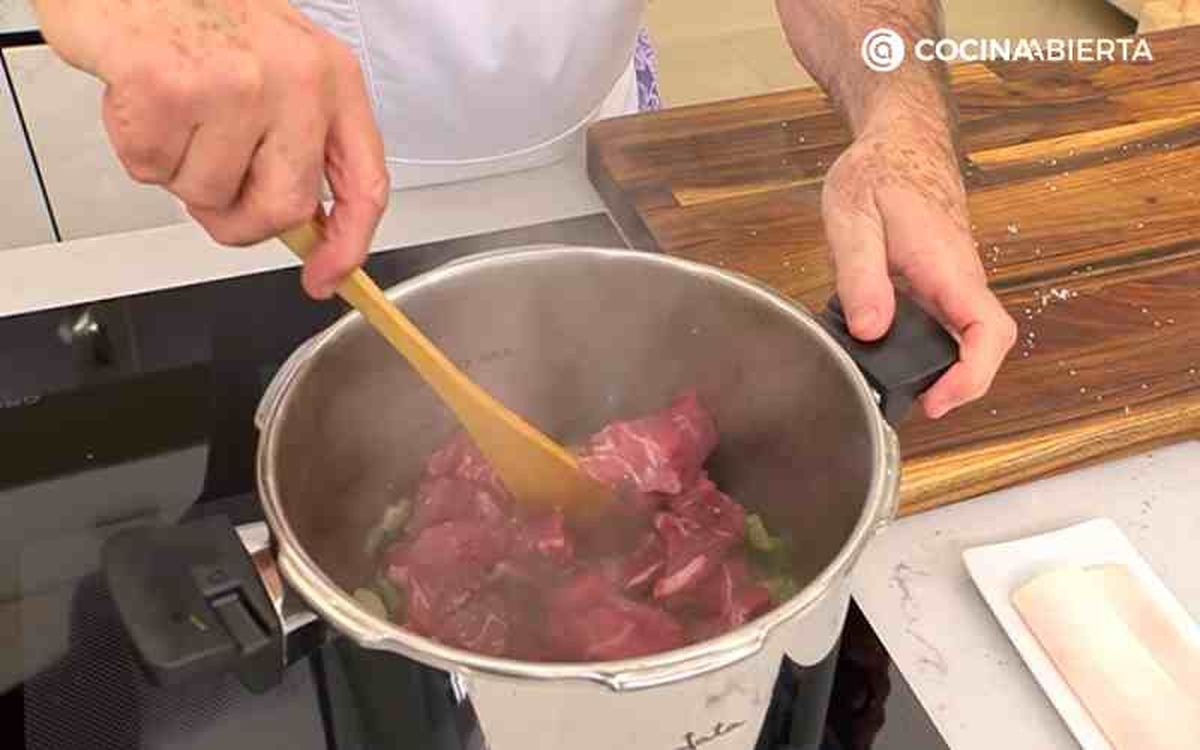 Rehoga la carne con la cebolla y el pimiento verde