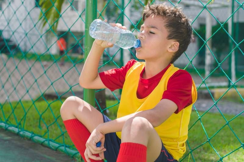 Beber agua es esencial para reponer los líquidos perdidos al practicar deporte