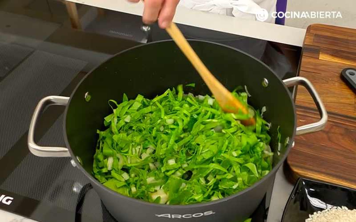 Agrega las acelgas cortadas