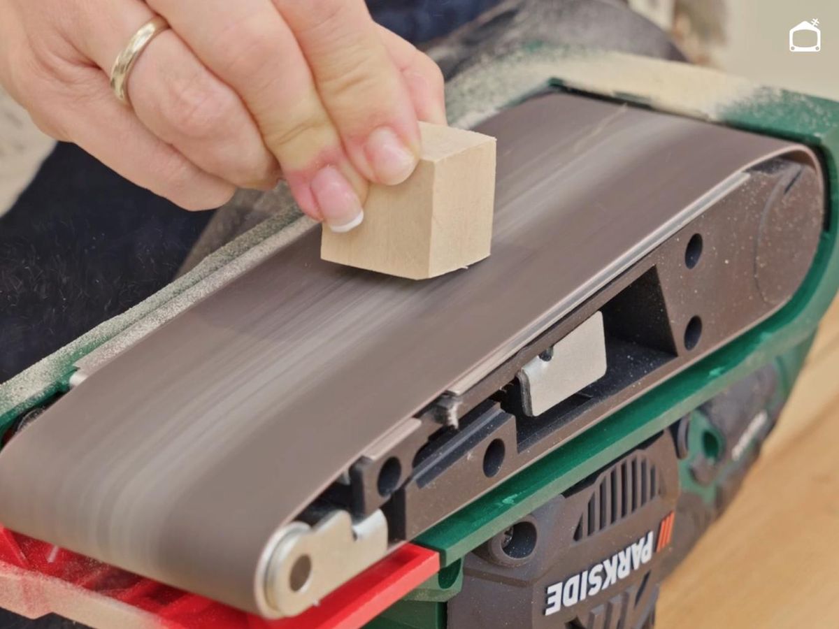 Tercer paso para hacer bloques de madera Montessori.