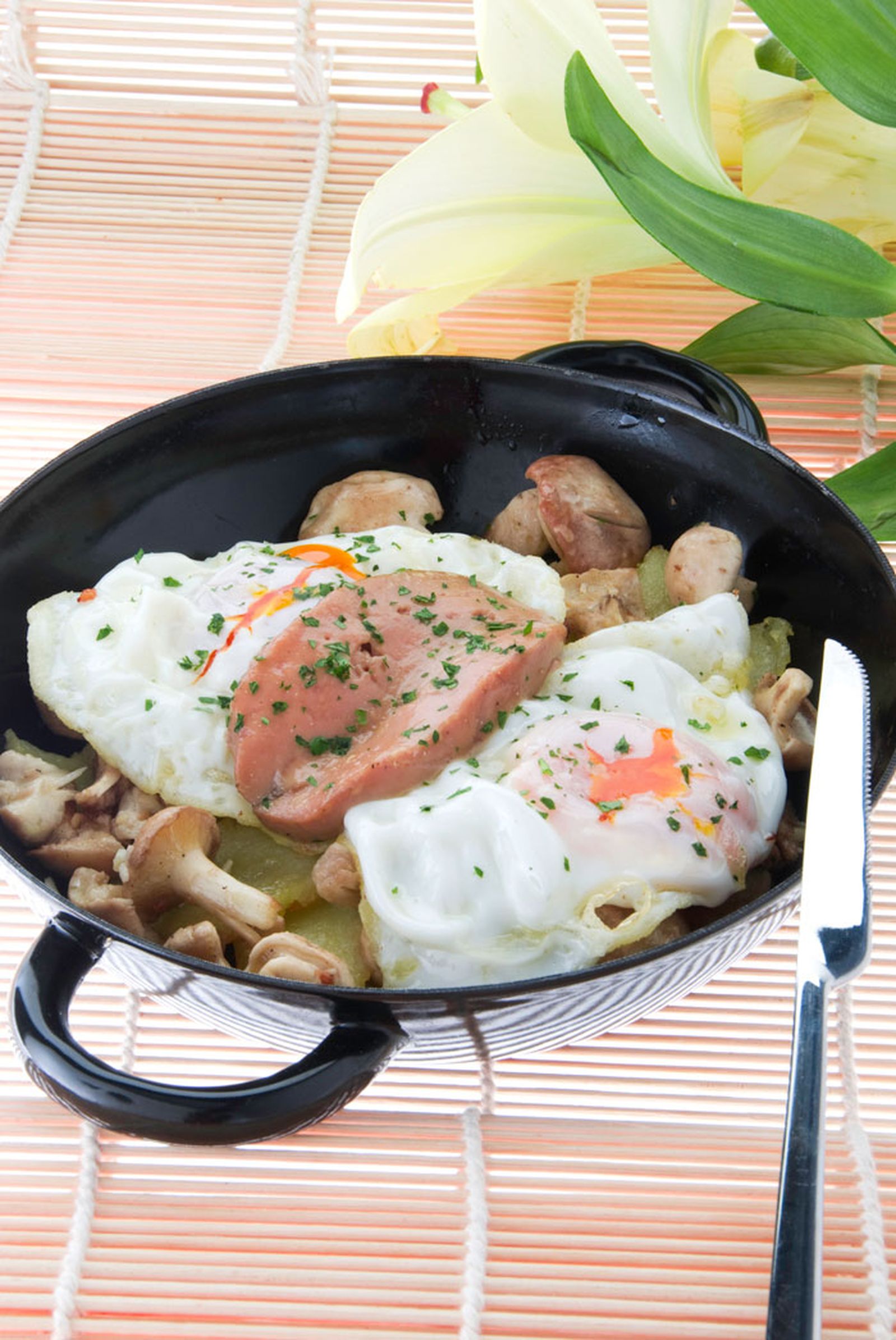 Huevos rotos con setas y foie