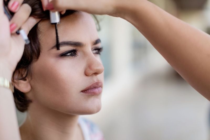 Utiliza productos específicos para las cejas finas y despobladas