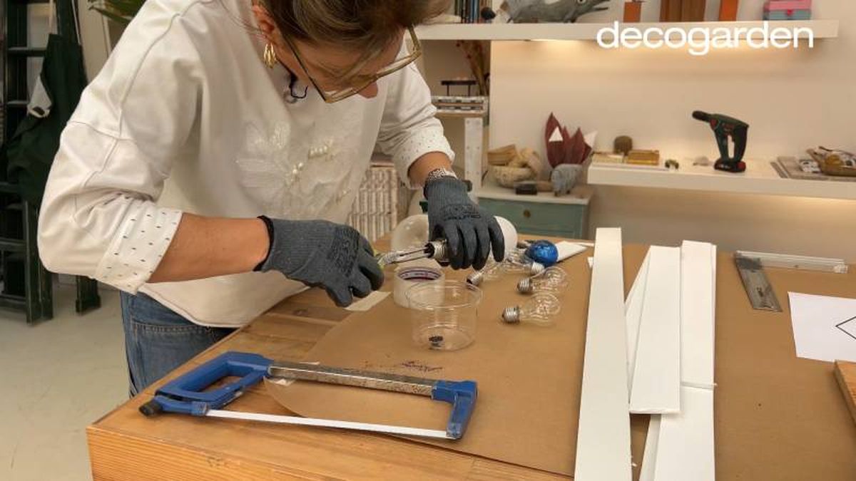 Cortar el casquete y sacar el interior de la bombilla.