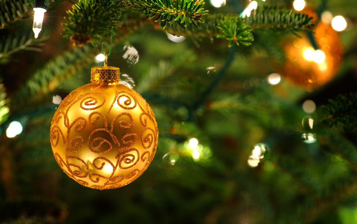 Decorar un árbol de Navidad verde