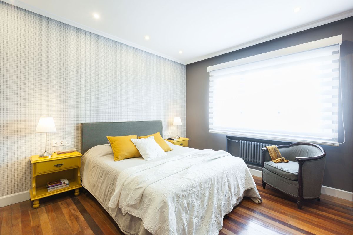 Dormitorio elegante en gris y amarillo