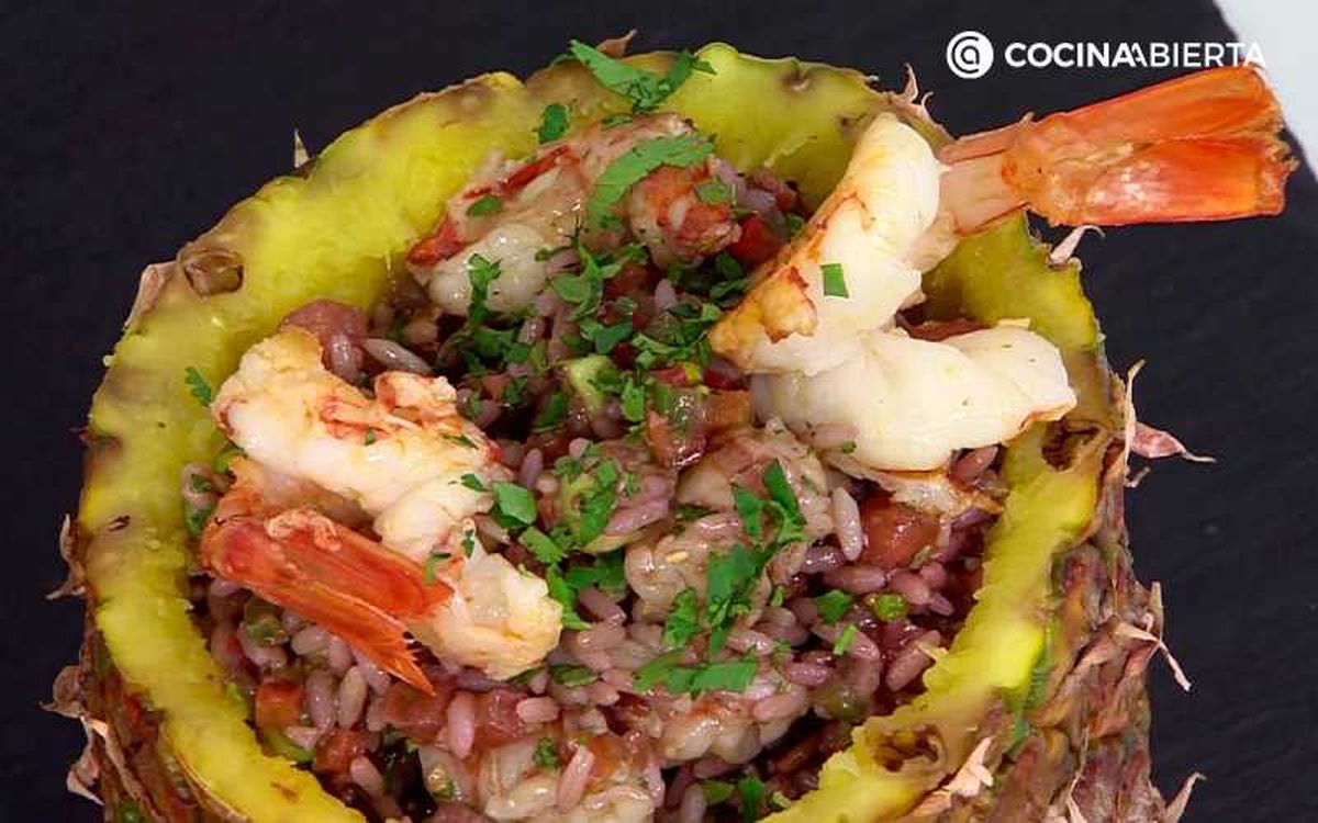 Sirve y decora con dos langostinos enteros