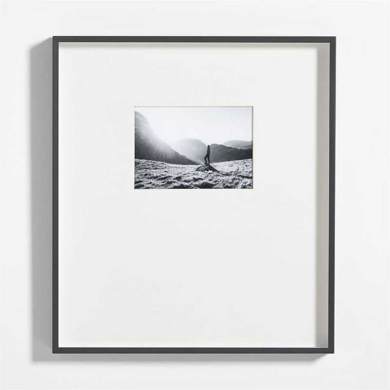 Fotografía en blanco y negro enmarcada de forma asimétrica.