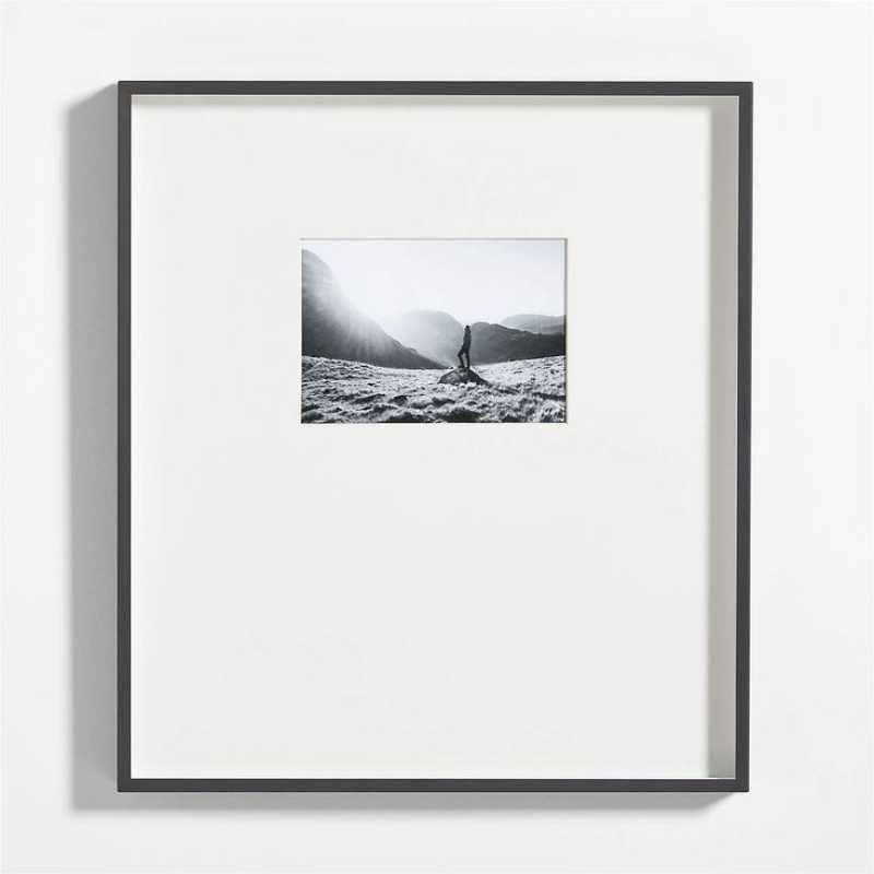 Fotografía en blanco y negro enmarcada de forma asimétrica.