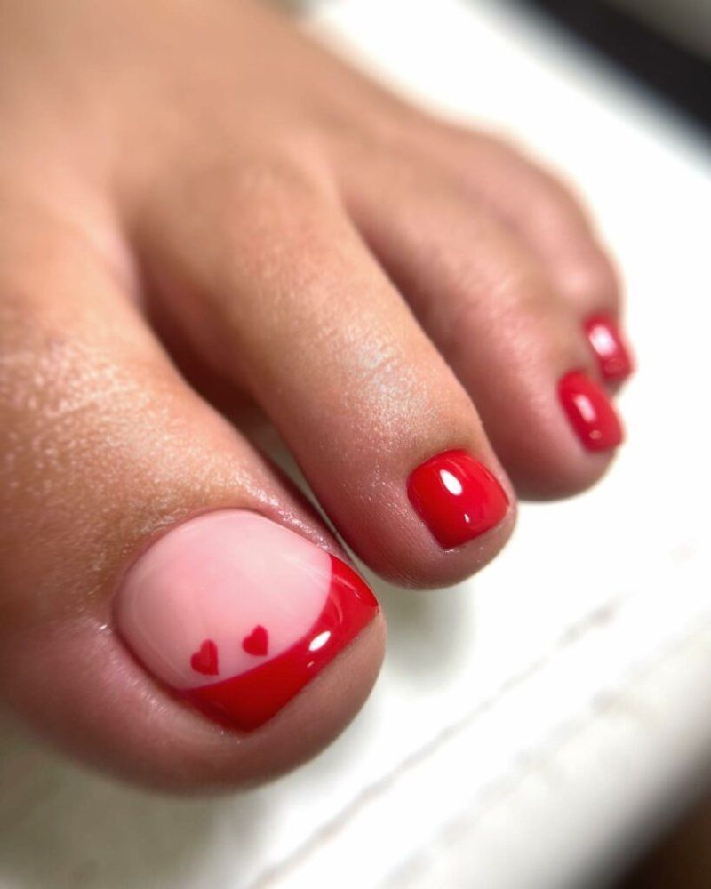 Pedicura francesa y lisa combinada con detalle de corazones