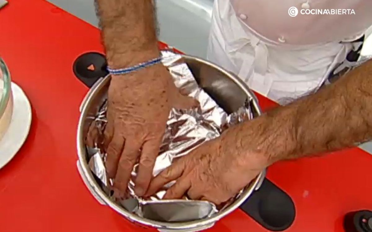 Tapa con papel de aluminio el molde del flan dentro de la olla rápida