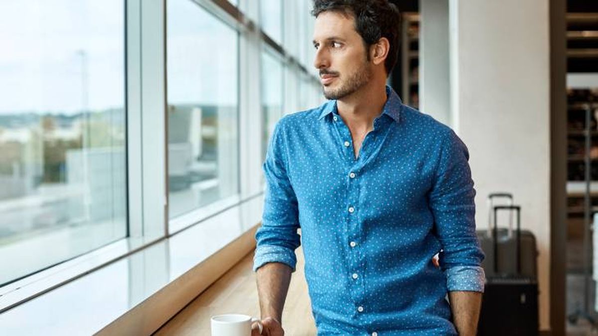 abrochar botones camisa hombre