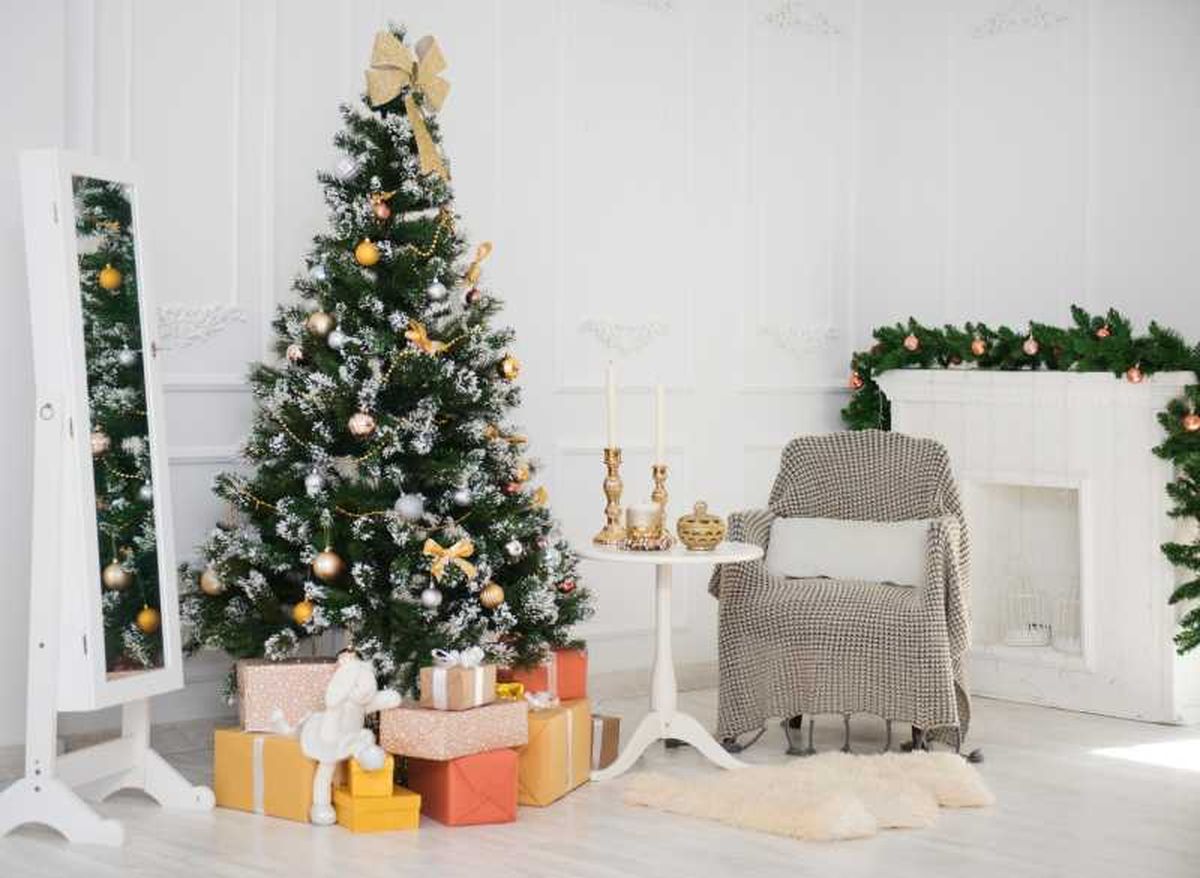 Árbol de Navidad verde con un lazo en la cima.