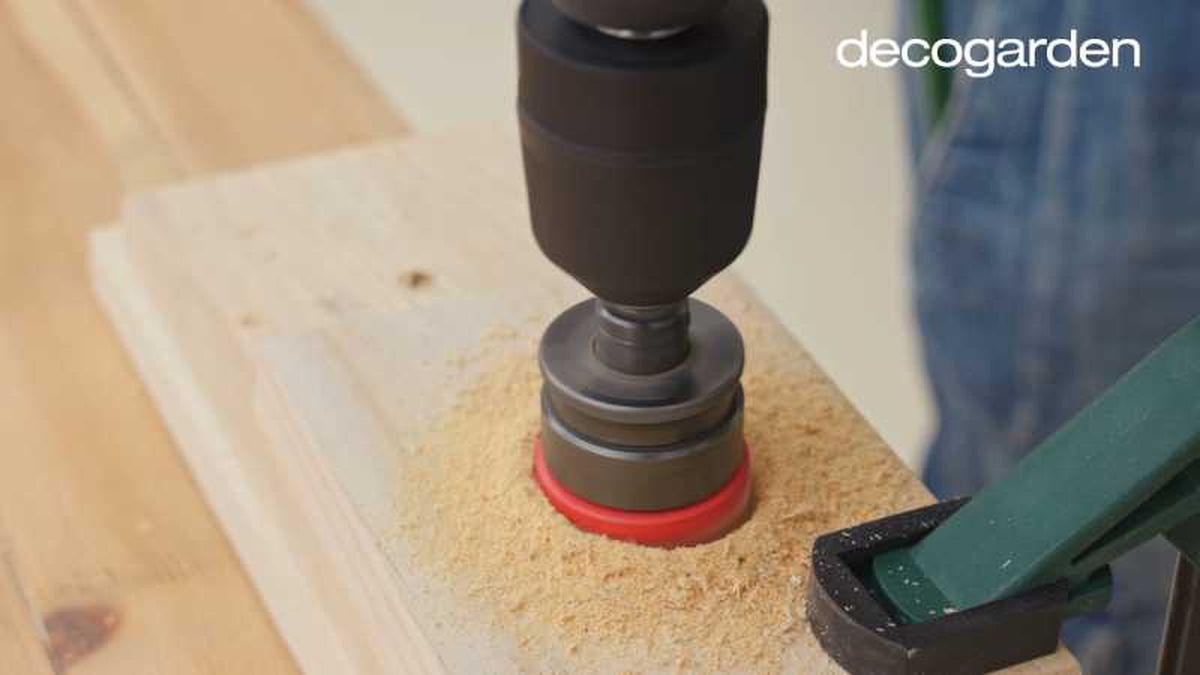 Cómo hacer una lámpara de mesa de madera, paso tres.