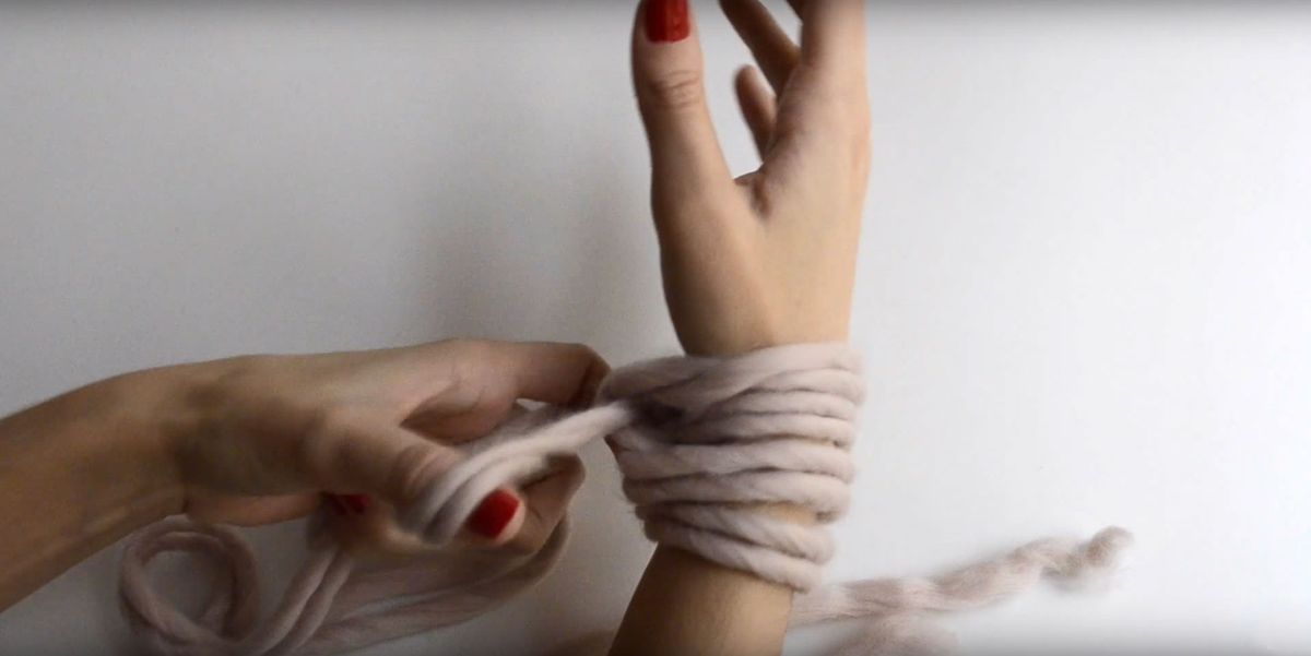 Cómo tejer con las manos o hacer arm knitting paso 2
