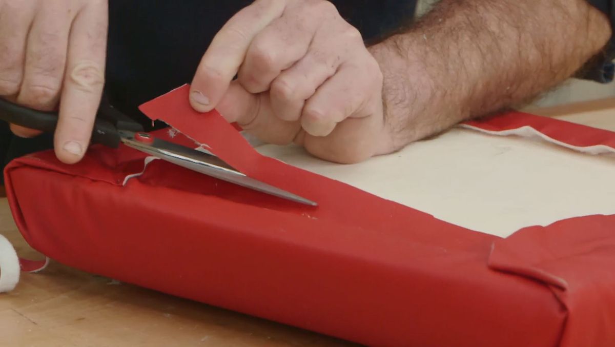 Cómo restaurar el asiento de una mecedora paso 11