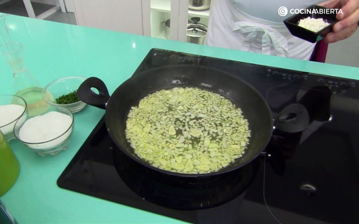 El sofrito de ajos y cebolleta será la base de la salsa verde