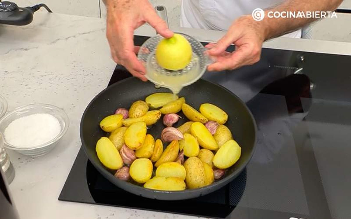 Vierte el zumo a la sartén