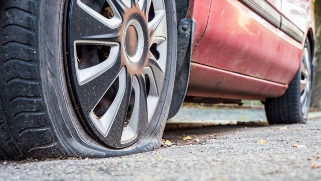 Revisar el coche antes de salir de viaje, kit pinchazo para las ruedas del coche