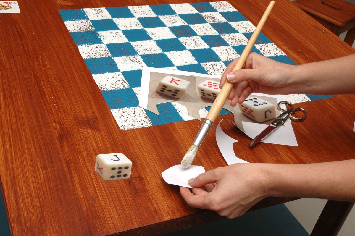 Decorar mesa para jugar a las damas paso 4