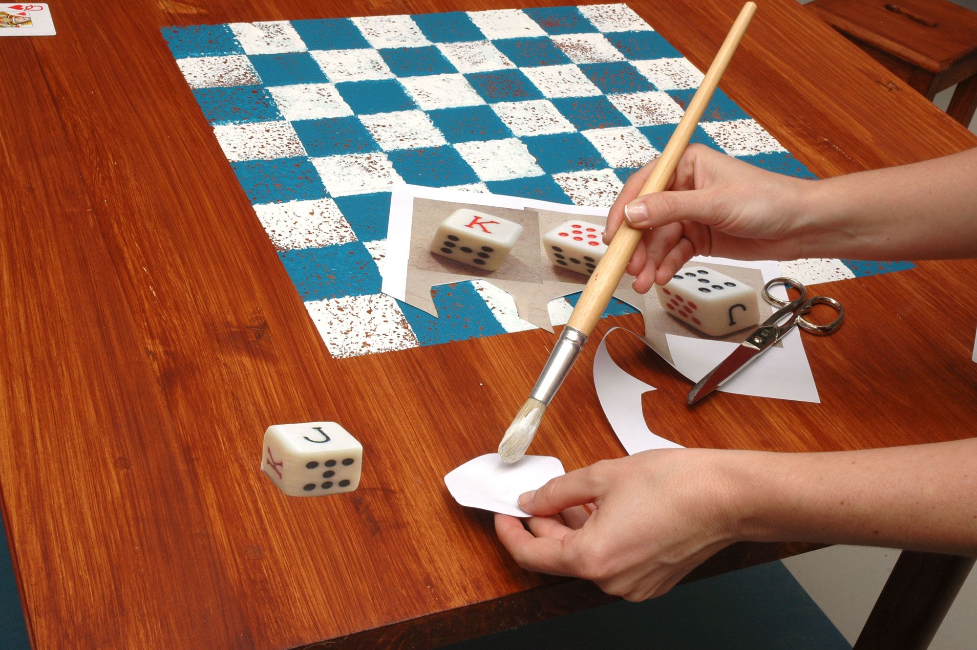 Decorar mesa para jugar a las damas paso 4