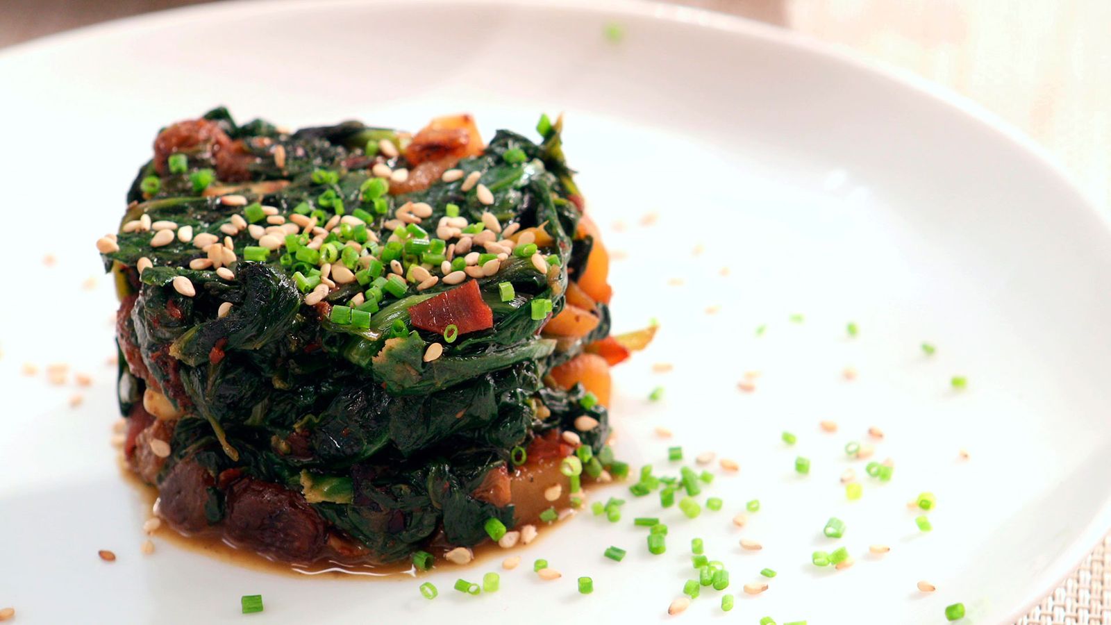 Espinacas salteadas con manzana, piñones y pasas