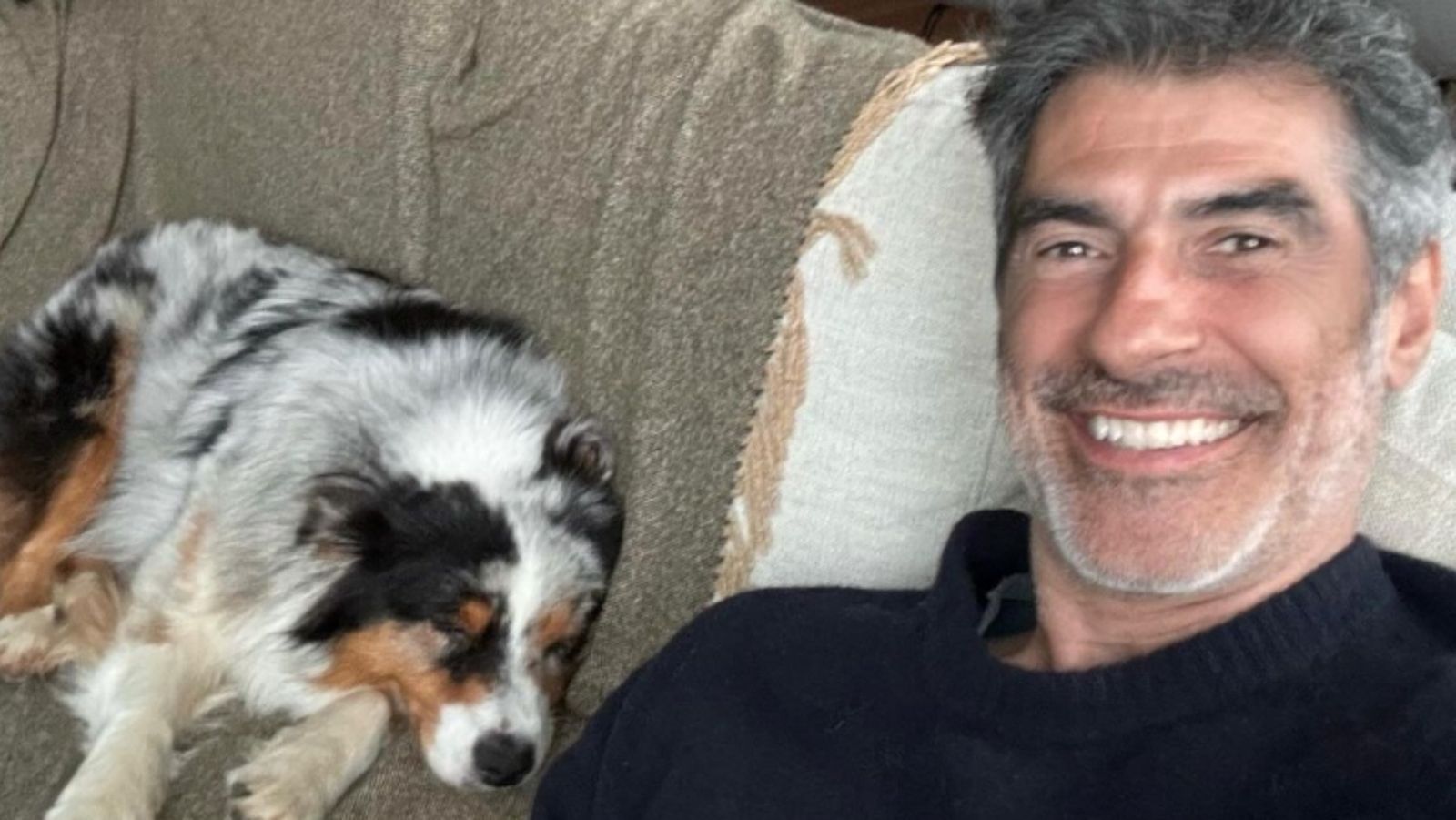 Jorge Fernández junto a su mascota Mika. / Instagram de Jorge Fernández