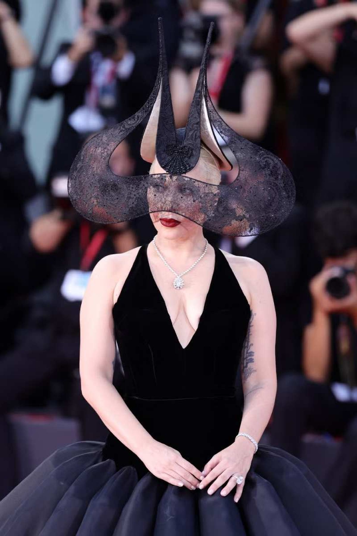 Lady Gaga con tocado vintage de Philip Treacy