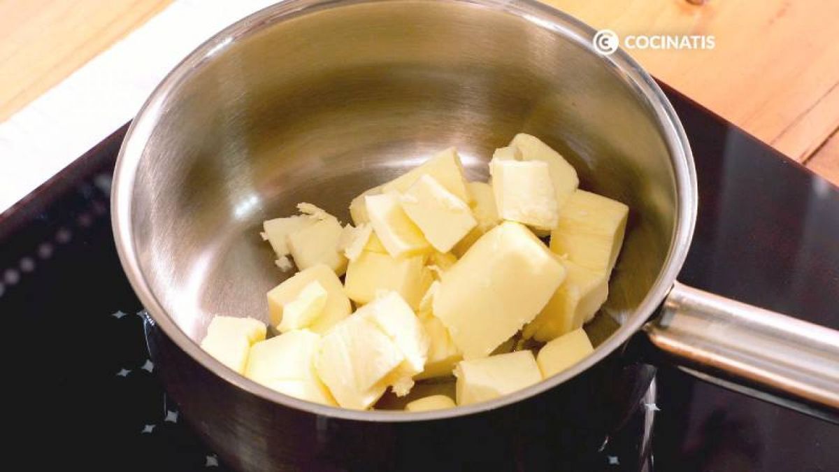 Derrite la mantequilla a fuego bajo