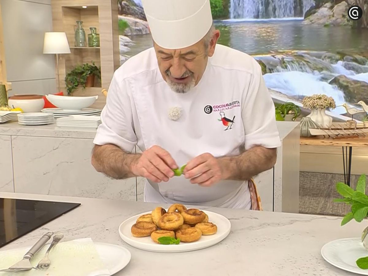 Decora las rosquillas caseras esponjosas con hojas de menta