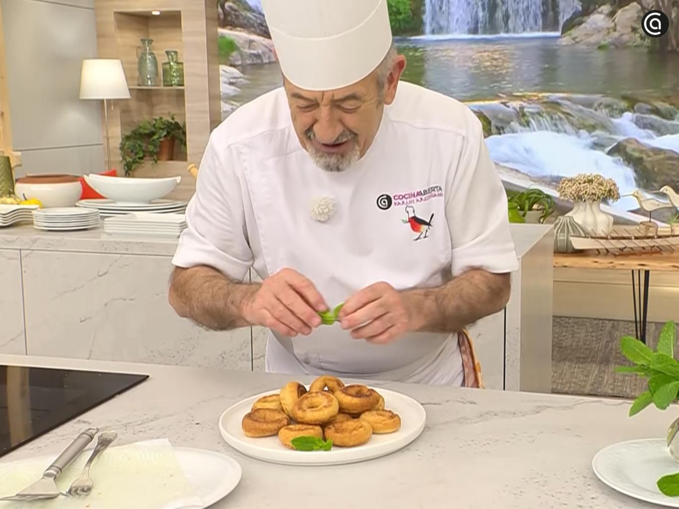 Decora las rosquillas caseras esponjosas con hojas de menta