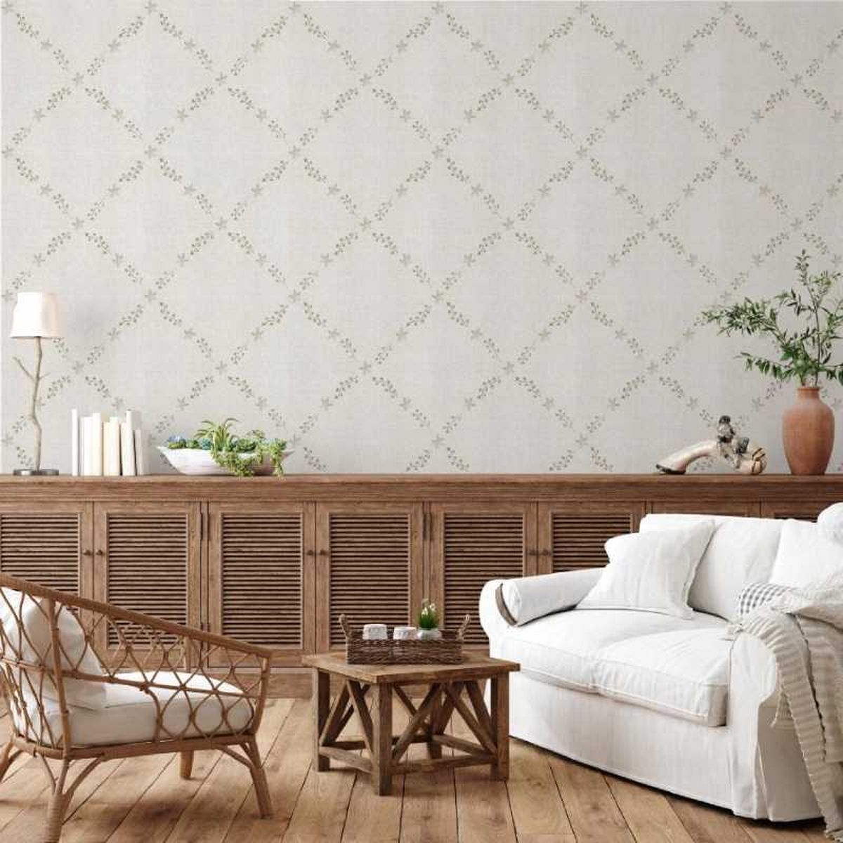 Salón con pared con papel de patrón geométrico floral.