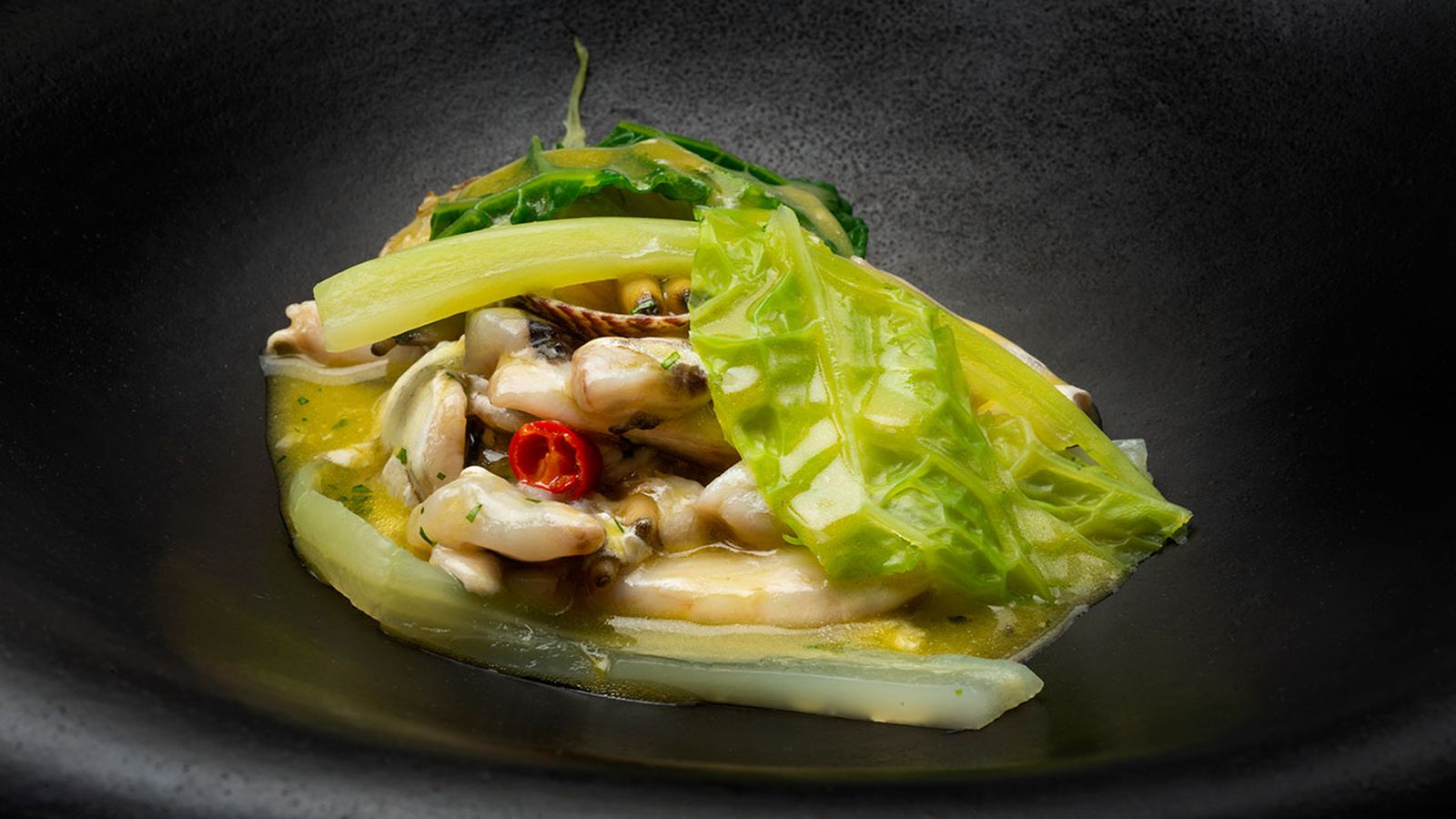 karl6486 kokotxas de merluza al pil pil con almejas al txakoli hojas y pencas de berza xl