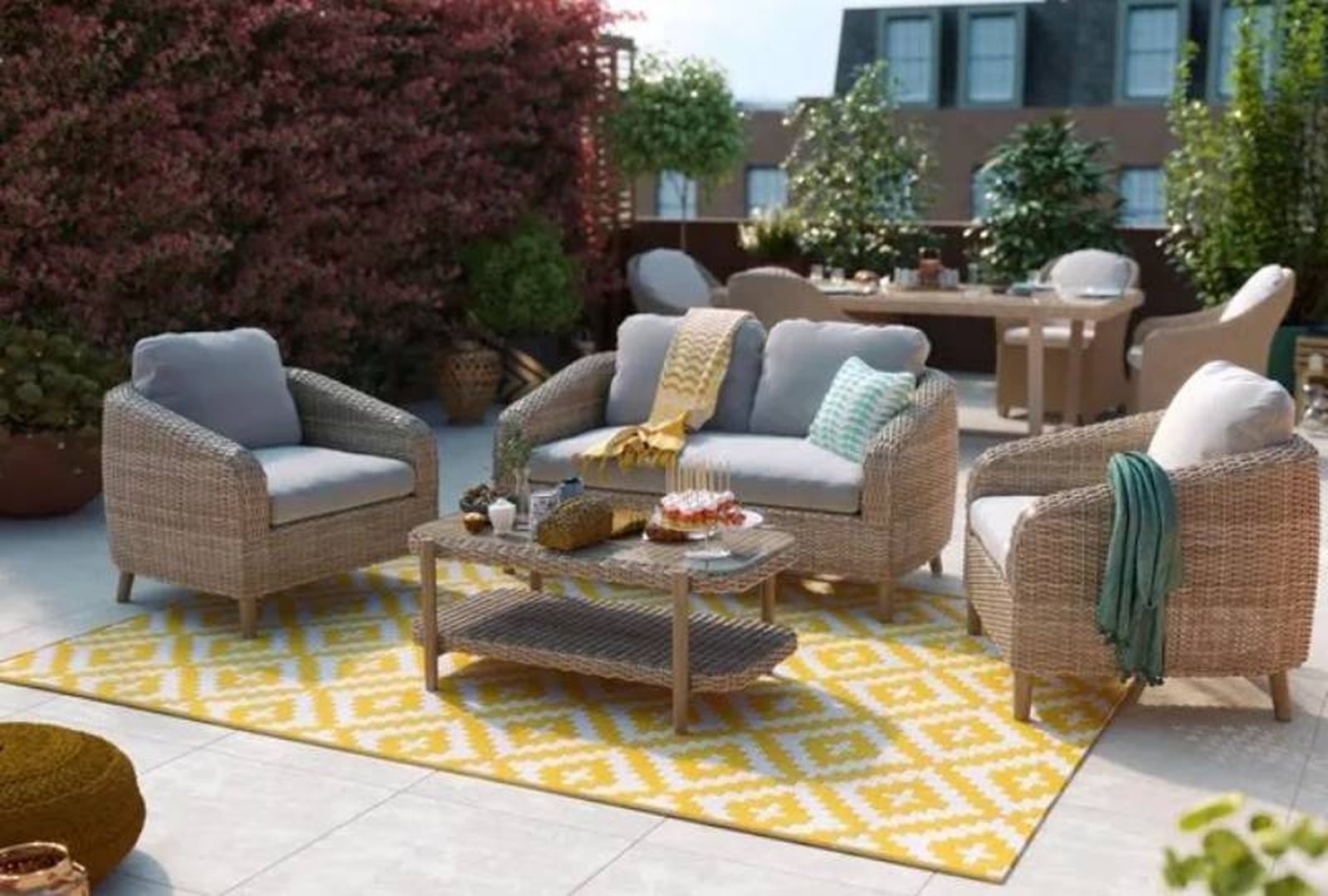 Terraza con el conjunto de muebles de terraza Naterial Odeón.