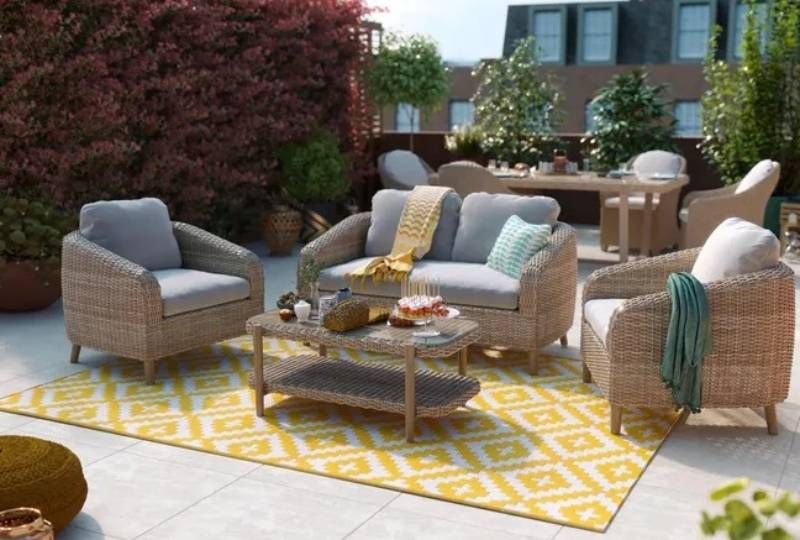 Terraza con el conjunto de muebles de terraza Naterial Odeón.