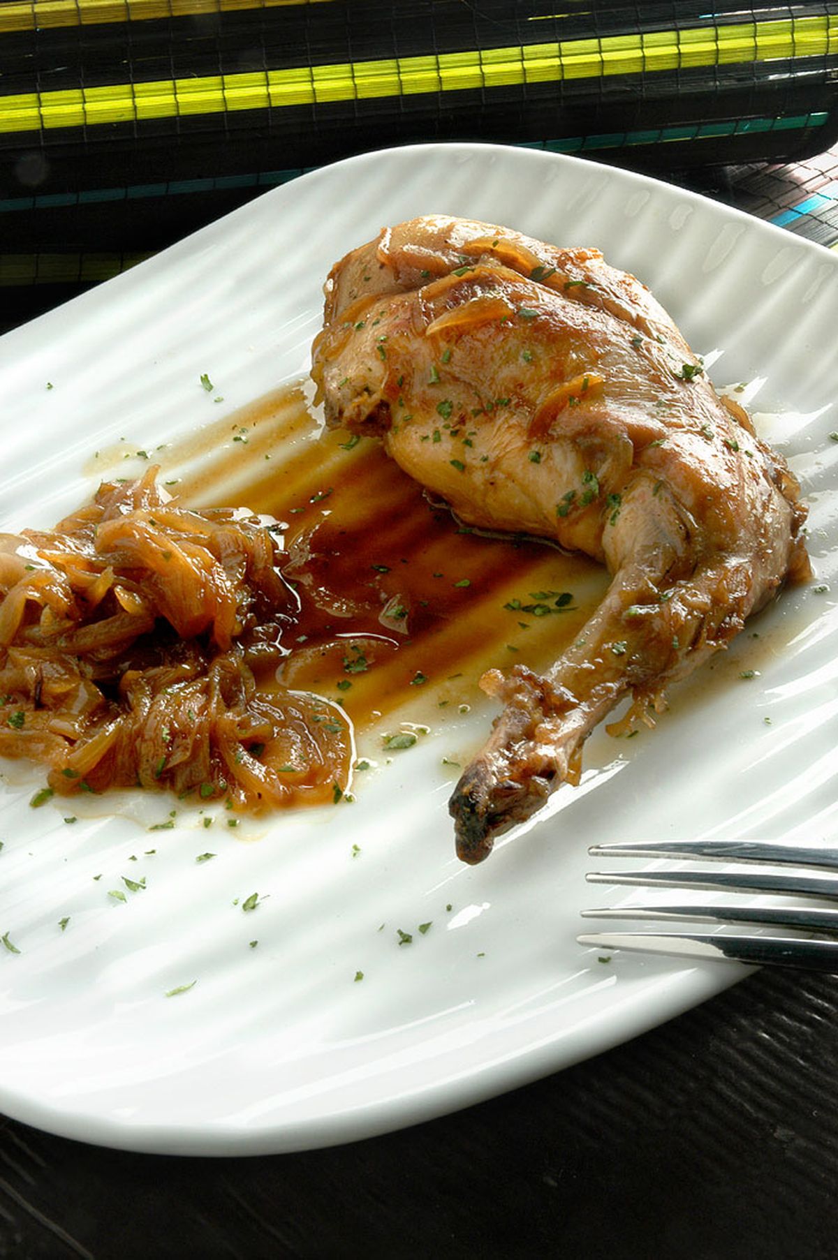 Muslos de conejo encebollados al vinagre de Jerez