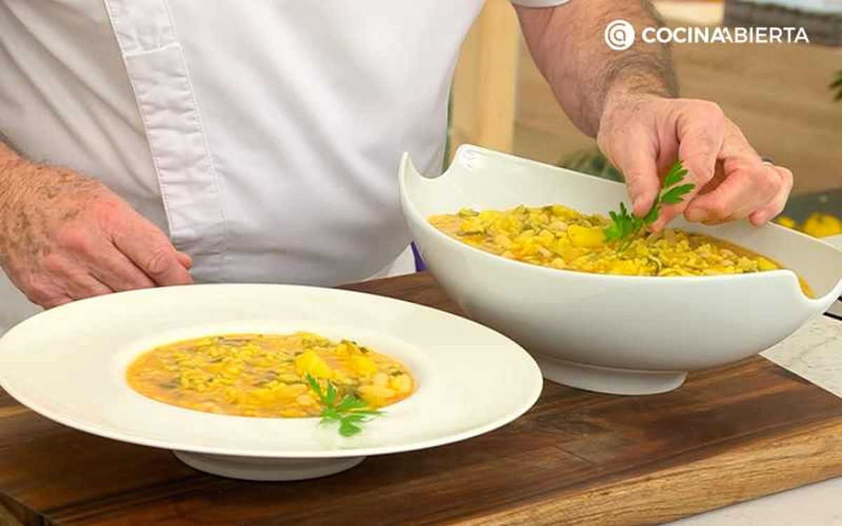 Sirve y decora el arroz con acelgas