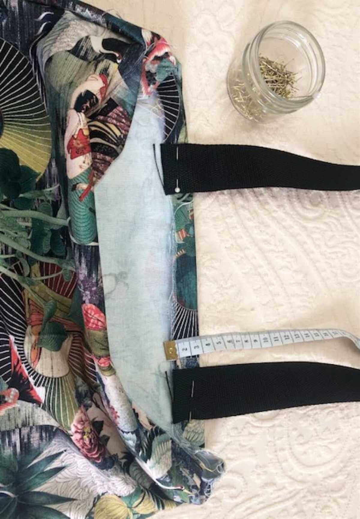 Agarrar las asas con alfileres.