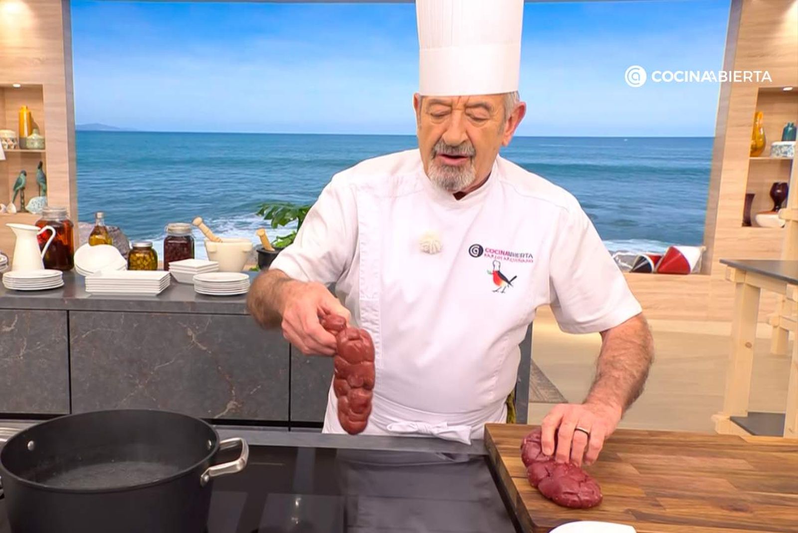 Karlos Arguiñano enseña su técnica para dejar los riñones de ternera impecables