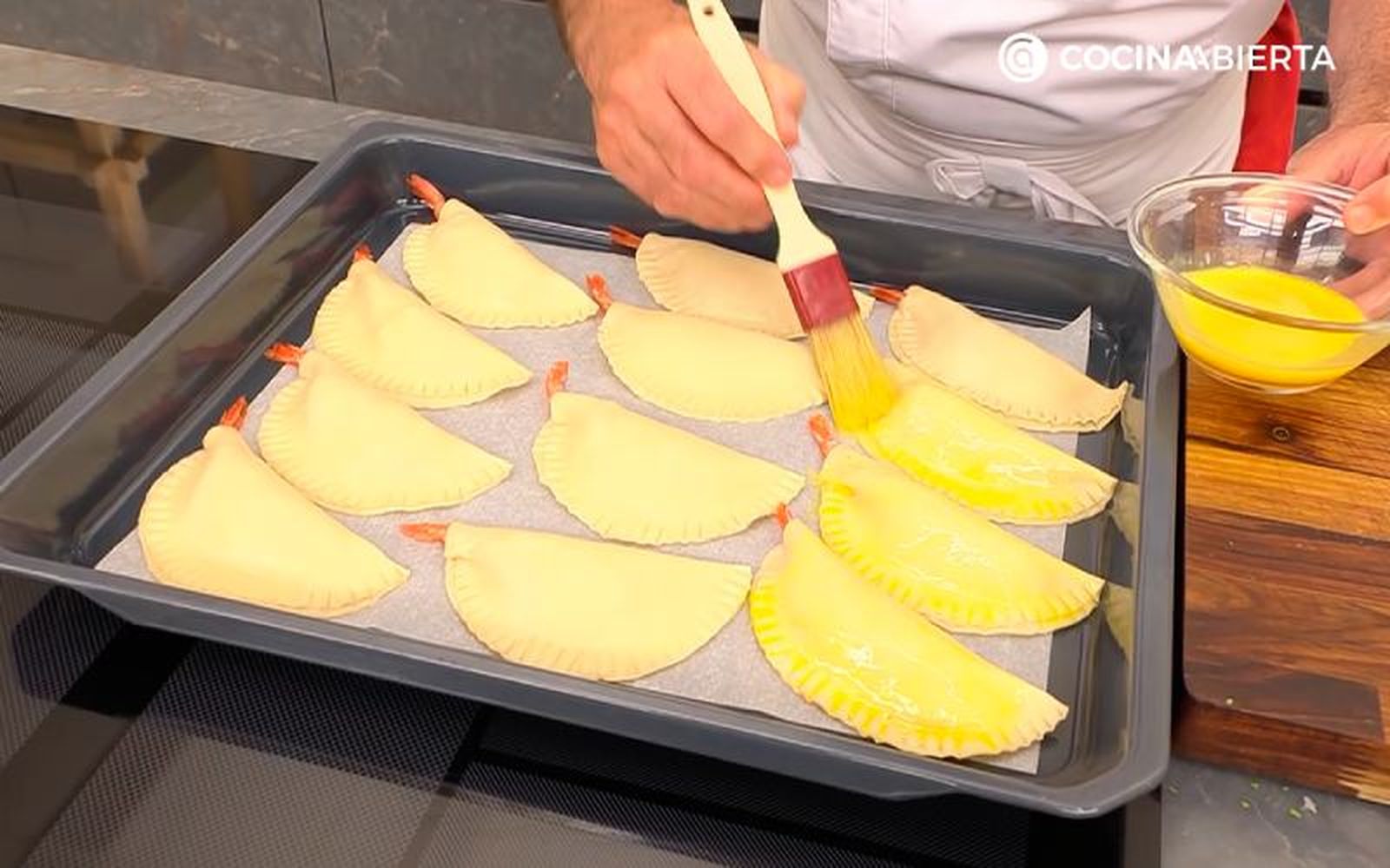 Úntalas con un poco de huevo batido y hornéalas